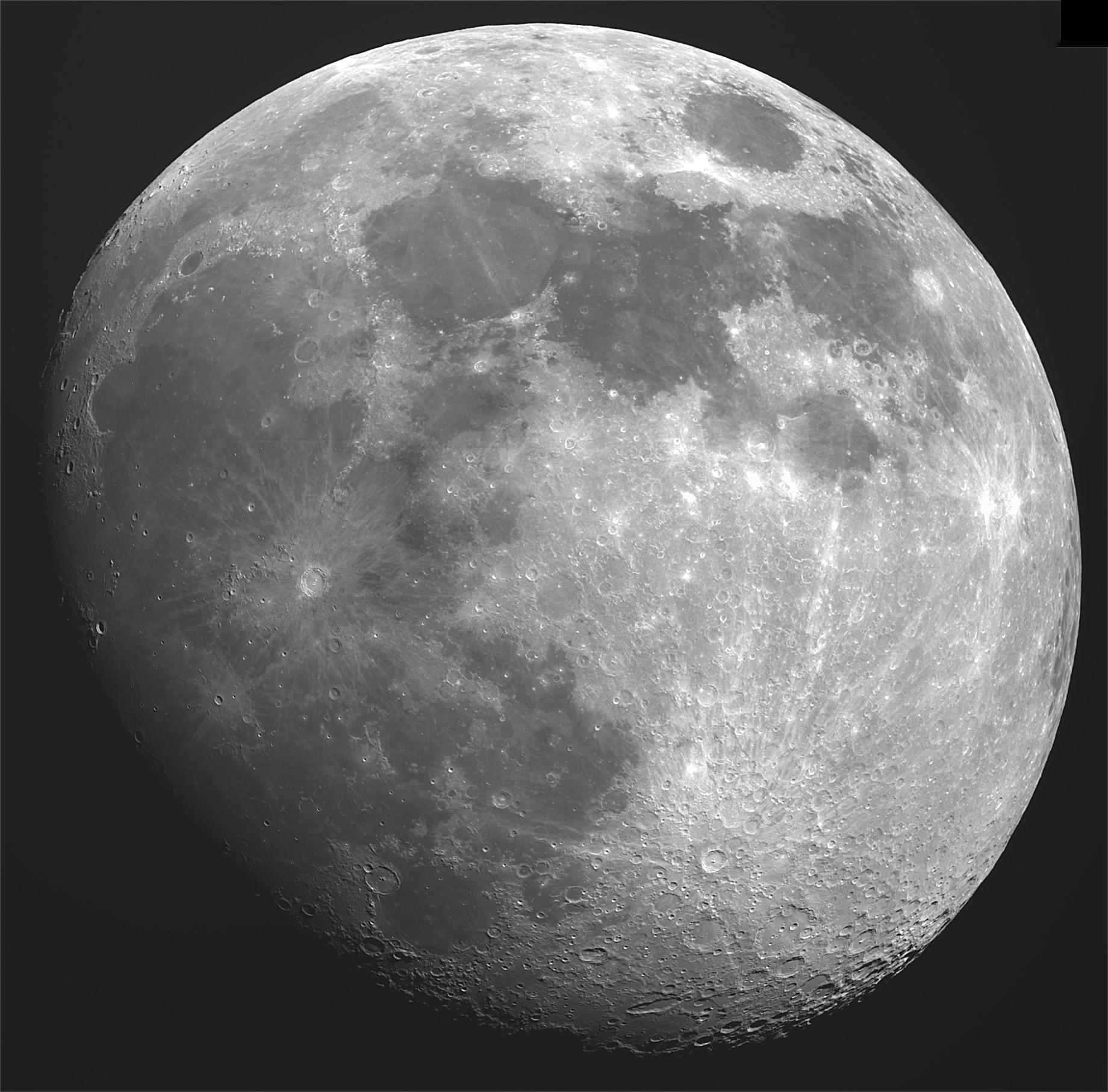 La Luna crescente di 11 giorni, mosaico di quattro immagini. Sono state scattate 1000 immagini per area, allineate in AutoStakkert e il miglior 5% è stato sottoposto a stacking. Nitidezza con elaborazione del contrasto in Registax. Foto: Bengt Lindqvist